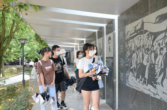 太阳集团tyc4633学生第二党支部组织参观浙大西迁纪念广场